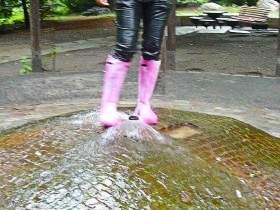 Rubber boots leather pants Brunnenpiss public