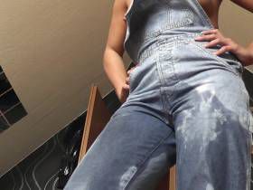 Vorschaubild vom Privatporno mit dem Titel "Pissen in Latz" von nylon_schlampe