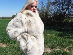 LUXURY FUR LADY | Cum from the FOTZE PISSED.