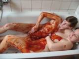 Zwei Lesben baden in Ketchup