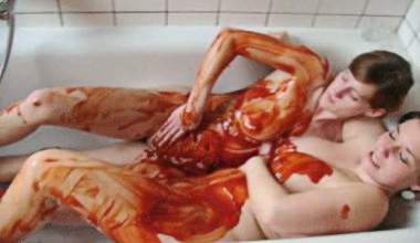 Zwei Lesben baden in Ketchup