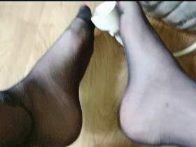 Footplay in Feinstrumpfhose ** NYLON Spaß **