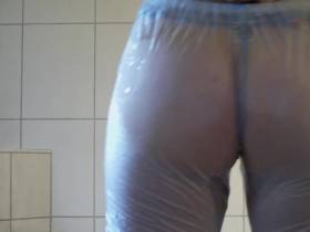 Vorschaubild vom Privatporno mit dem Titel "Oh ja - Öl muss in die Gummihose" von EvilBitch