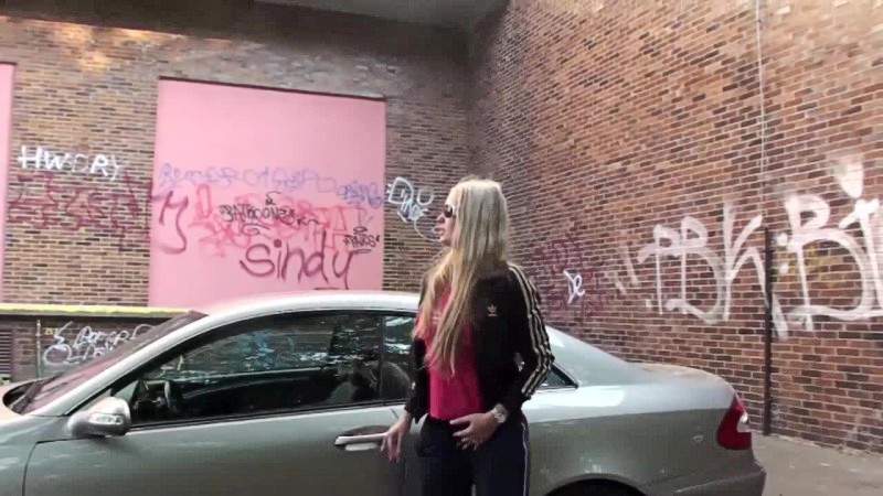 Frau pisst sich in die hose