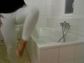 Vorschaubild vom Privatporno mit dem Titel "Weiße Leggings und schwarzer Rolli nur für Dich" von EvilBitch