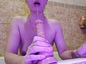 Großen Dildo in Badezimmer blasen