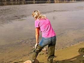 Alina in Jeans und Waders in tiefem Wasser