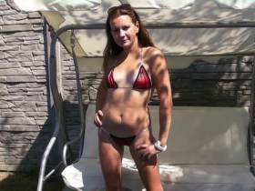 Jackie posing in Bikini und mit Ketten