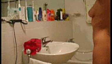 Nackt aus der Tiefgarage unter die Dusche
