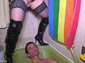 Vorschaubild vom Privatporno mit dem Titel "Spezialdusche für meinen Sklaven" von SweetLongLips