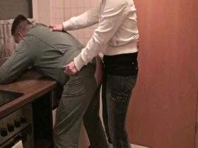 Vorschaubild vom Privatporno mit dem Titel "Hausmeister bekommt es mit dem Umschnaller" von Miss-United