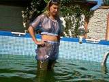 In Waders und blauem PVC Outfit