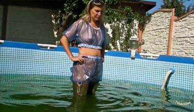 In Waders und blauem PVC Outfit