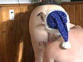 Weihnachtsvideo 19 - Dreier mit Blowjob im Sessel