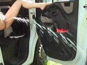 Vorschaubild vom Privatporno mit dem Titel "Mein Mega-Pissbogen über das Geländer" von heisse-luda