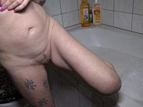 Vorschaubild vom Privatporno mit dem Titel "Zu heiss gebaden" von AdrienneKiss