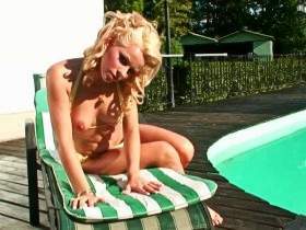 Blonde Traumweib fucks poolside