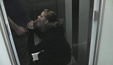 Blowjob im Hotel Fahrstuhl...erwischt!