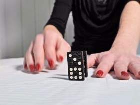 Game with dominoes