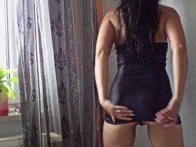 Vorschaubild vom Privatporno mit dem Titel "Heftig geilster Latex-Strip !!! Spritz die Sacksahne drauf !!!" von MOONLIGHT15