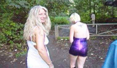 Zwei Dominas benutzen Sklaven Outdoor und Public!