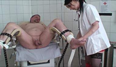 der Sklave im Klinikraum