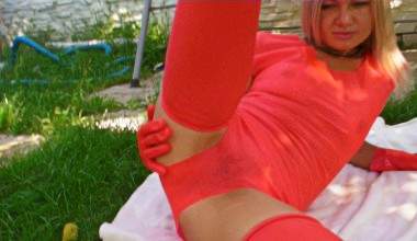 Christinas outdoor Gymnastik in rotem Latex