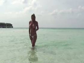 Die wixxende Meerjungfrau auf einer Sandbank in der Karibik