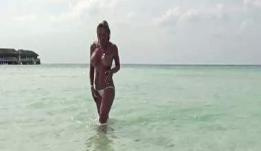 Die wixxende Meerjungfrau auf einer Sandbank in der Karibik