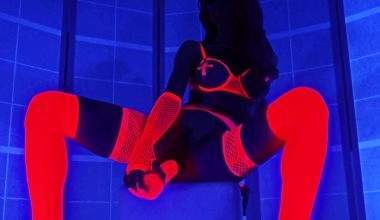 Geiler Squirting Orgasmus unter Schwarzlicht