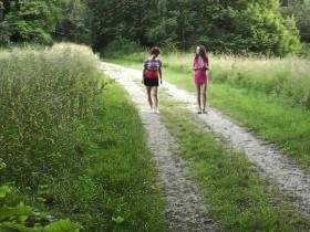 2 Girls pissen im Wald