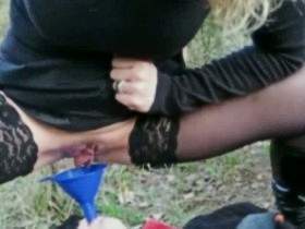 Vorschaubild vom Privatporno mit dem Titel "Meinem Sklaven in den Mund gepisst" von KissiKissi