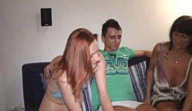 Milf &amp; Teeny reißen sich einen jungen Stecher auf