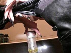 MEINE PISSE TRINKEN