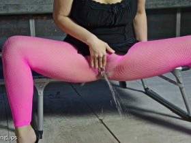Vorschaubild vom Privatporno mit dem Titel "Piss durch pinke Netzstrumpfhose" von SweetLongLips
