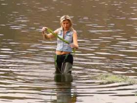 Alina Outdoors in Waders und Spandex Leggins in einem Fluss