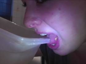 Vorschaubild vom Privatporno mit dem Titel "Pissen und trinken" von sexyvenushuegel