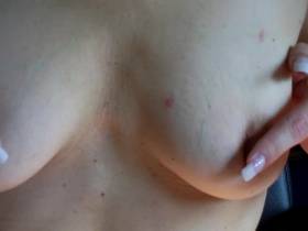 Vorschaubild vom Privatporno mit dem Titel "Eiswürfel für meine heissen Nippel" von EvilBitch