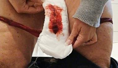 Blutiges Tampon und blutige Binde wechseln, abspülen, duschen für D.