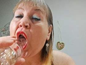 Flaschen Oral - ein geiles Fickmaul