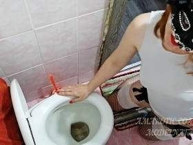 Olga wäscht ihre Haare in der Toilette