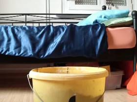 ich pisse und kacke in den Eimer