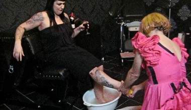 Sissys Fußpflege der Herrin 