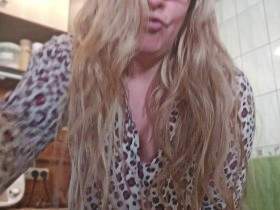 Ungeschminkt & geil drauf… komm in die Küche, ich warte schon....