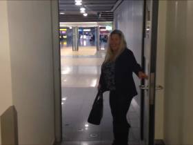 Vorschaubild vom Privatporno mit dem Titel "KRASS !!! Mein Flughafen Cumwalk !!!!!! public pur." von Deine-Chefin