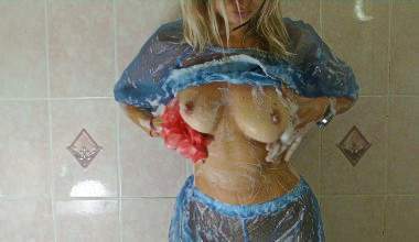 Christina duscht in blauem PVC Outfit