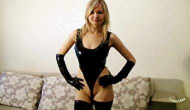 Christina posing im sexy Lackoutfit mit Stringbody