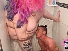 Ich pisse Alex auf den Kopf und dusche ihn danach ab