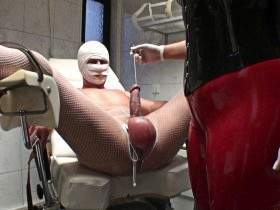 Vorschaubild vom Privatporno mit dem Titel "Big Balls und Schwanzinspektion in der klinik" von SMBoy