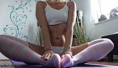 Overknees beim Sport  Weißer Slip, knappes Top und ganz viele Overknees Strümpfe, die ich beim Sport anziehe und immer wieder wechsel. Ich tease dich geil in dem sexy Outfit und meinen Muskeln.